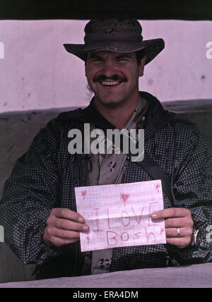10 mars 1991 un soldat de l'armée américaine en service de garde à Koweït City affiche un message d'un koweïtien reconnaissant.