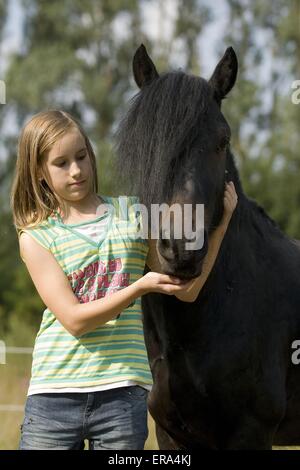 Fille et Fellpony Banque D'Images