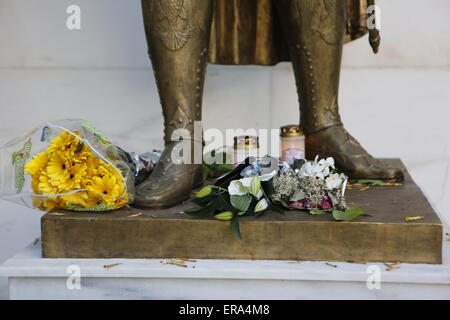 Athènes, Grèce. 29 mai, 2015. La statue du dernier empereur byzantin Constantin XI Paléologue a fleurs couché sur ses pieds. Parti de droite Aube dorée a tenu un rassemblement à Athènes, se souvenant de la chute de Constantinople et la mort du dernier empereur byzantin Constantin XI Paléologue en 1453. Son état de légende qu'il va reconquérir Constantinople pour le christianisme. © Michael Debets/Pacific Press/Alamy Live News Banque D'Images