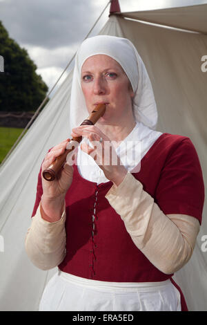 Hoghton, Lancashire, Royaume-Uni. 30 mai 2015. Martha Kearney (MR) de Buxton, reconstitutrice historique féminine jouant de la flûte à bec lors de la reconstitution de War of the Roses par Sir John Saviles Household et groupe du XVe siècle. Hoghton Tower Preston transformé avec des expositions d'histoire vivante de musiciens et de la vie quotidienne de l'époque d'Elizabeth Woodville (la Reine Blanche) Richard III, connu sous le nom de guerre des cousins ou guerre des Roses, était la lutte dynastique entre les ménages royaux de York et de Lancaster qui revendiquaient chacun leur droit de gouverner de leurs liens avec l'usurpé Édouard III Banque D'Images