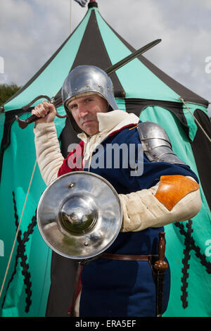 Soldat armée yorkiste avec blindage à Golbey, Lancashire, Royaume-Uni. 30 mai, 2015. Martin Hincliffe de Birmingham à la guerre des Deux-Roses re-enactment par Sir John Saviles ménage et groupe du 15e siècle. Hoghton Tower Preston transformée avec living history affiche d'artisans, de soldats et de la vie quotidienne de l'époque d'Elizabeth Woodville (la Reine Blanche) et Richard III, connu sous le nom de cousins, la guerre ou la guerre des roses a été la lutte dynastique entre les ménages de royal york et Lancaster qui revendiquent tous deux leur droit à l'état de leurs liens avec l'usurpa Édouard III. Banque D'Images