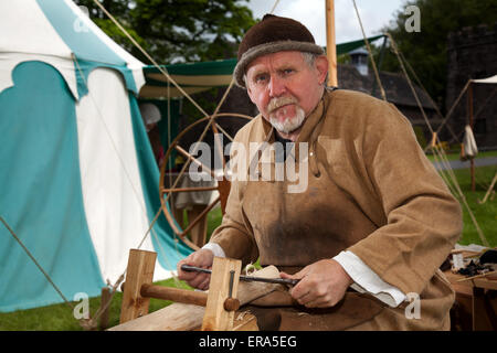 Hoghton, Lancashire, Royaume-Uni. 30 mai, 2015. Peter Griffiths à la guerre des Deux-Roses re-enactment par Sir John Saviles ménage et groupe du 15e siècle. Hoghton Tower Preston transformée avec living history affiche des artisans et de la vie quotidienne de l'époque d'Elizabeth Woodville (la Reine Blanche) et Richard III, connu sous le nom de cousins, la guerre ou la guerre des roses a été la lutte dynastique entre les ménages de royal york et Lancaster qui revendiquent tous deux leur droit à l'état de leurs liens avec l'usurpa Édouard III. Banque D'Images