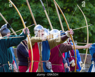 Hoghton, Lancashire, Royaume-Uni. 30th mai 2015. Anglais Bowmen longbow Archers at the War of the Roses reconstitution par Sir John Savles Household et le groupe des archers du 15th siècle. Hoghton Tower Preston transformé avec des expositions d'histoire vivante d'artisans, de soldats et de la vie quotidienne de l'époque d'Elizabeth Woodville (la Reine blanche) Et Richard III, connu sous le nom de cousins la guerre ou la guerre des Roses, était la lutte dynastique entre les ménages royaux de York et de Lancaster qui chacun revendiquait leur droit de régner de leurs liens avec l'usurpé Edward III Banque D'Images