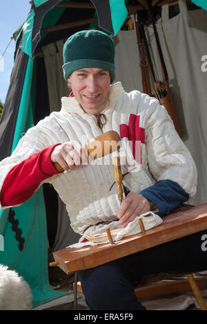 Hoghton, Lancashire, Royaume-Uni. 30 mai, 2015. Robert Davies, 22 ans, de Chester à la guerre des Deux-Roses re-enactment par Sir John Saviles ménage et groupe du 15e siècle. Hoghton Tower Preston transformée avec living history affiche d'artisans, de soldats et de la vie quotidienne de l'époque d'Elizabeth Woodville (la Reine Blanche) et Richard III, connu sous le nom de cousins, la guerre ou la guerre des roses a été la lutte dynastique entre les ménages de royal york et Lancaster qui revendiquent tous deux leur droit à l'état de leurs liens avec l'usurpa Édouard III. Credit : Mar Photographics/Alamy Live News Banque D'Images