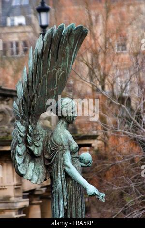 Une statue à ailes dans le Somerset, baignoire jardin parade Banque D'Images