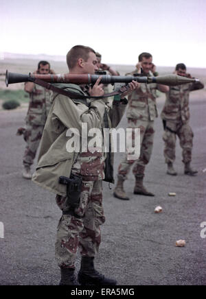 23 Mars 1991 Des soldats de l'armée américaine s'amuser avec un RPG irakien abandonné dans le désert au nord-est de l'Koweït.