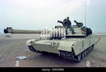 23 mars 1991 un soldat de l'armée américaine est assis sur son réservoir de 1 an dans le désert, dans le nord du Koweït.