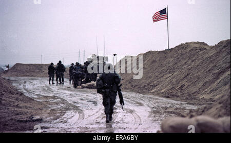 23 mars 1991 Un après-midi pluvieux à Checkpoint Charlie, la limite de l'occupation de l'armée américaine le long de la route de Bassorah dans le sud de l'Iraq.