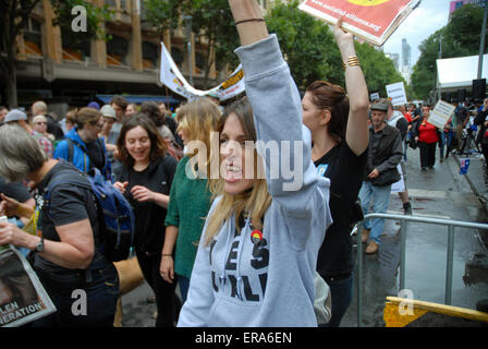 Personnes qui protestaient pour les droits autochtones dans Melbourne, Australie, le jour de l'Australie en 2015. Banque D'Images