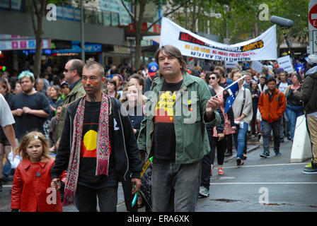 Personnes qui protestaient pour les droits autochtones dans Melbourne, Australie, le jour de l'Australie en 2015. Banque D'Images