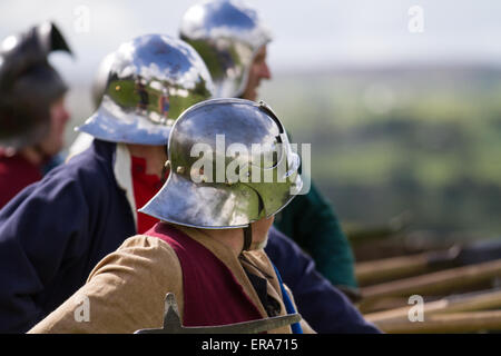 Hoghton, Lancashire, Angleterre, le 30 mai, 2015. Des soldats de pied à la guerre des Deux-Roses re-enactment par Sir John Saviles ménage et groupe du 15e siècle. Hoghton Tower Preston transformée avec living history affiche d'artisans, de soldats et de la vie quotidienne de l'époque d'Elizabeth Woodville (la Reine Blanche) et Richard III, connu sous le nom de cousins, la guerre ou la guerre des roses a été la lutte dynastique entre les ménages de royal york et Lancaster qui revendiquent tous deux leur droit à l'état de leurs liens avec l'usurpa Édouard III. Credit : Mar Photographics/Alamy Live News Banque D'Images