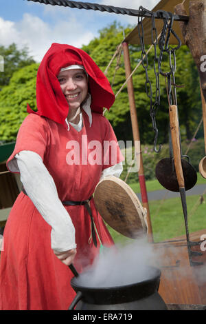 Cocotte de ragoût sur un feu de camp à Golbey, Lancashire, Angleterre, le 30 mai, 2015. Samantha seule, (MR) de sexe féminin, un cuisinier reenactor historique à la guerre des Deux-Roses re-enactment par Sir John Savile's ménage et groupe du 15e siècle. Hoghton Tower Preston transformée avec living history affiche de la vie quotidienne de l'époque d'Elizabeth Woodville (la Reine Blanche) et Richard III, connu sous le nom de cousins, la guerre ou la guerre des roses a été la lutte dynastique entre les ménages de royal york et Lancaster qui revendiquent tous deux leur droit à l'état de leurs liens avec l'usurpa Édouard III. Banque D'Images