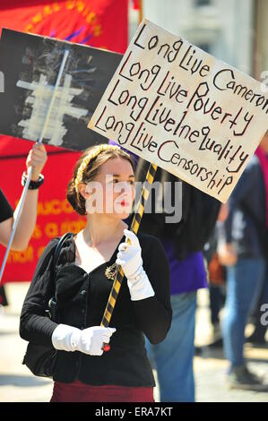 Bristol, Royaume-Uni. 30 juin 2015 Des centaines de Bristol de protestation contre l'austérité après le gouvernement conservateur nouvellement élu a annoncé des plans pour d'autres les coupes sociales dans le récent discours de la reine. Plus tôt en mai plus d'un millier de manifestants ont défilé dans Bristol pour manifester contre le gouvernement conservateur prévoit €12milliards de réductions de bien-être. Credit : Jonny White/Alamy Live News Banque D'Images