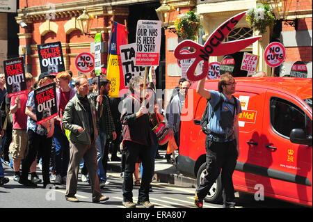 Bristol, Royaume-Uni. 30 juin 2015 Des centaines de Bristol de protestation contre l'austérité après le gouvernement conservateur nouvellement élu a annoncé des plans pour d'autres les coupes sociales dans le récent discours de la reine. Plus tôt en mai plus d'un millier de manifestants ont défilé dans Bristol pour manifester contre le gouvernement conservateur prévoit €12milliards de réductions de bien-être. Credit : Jonny White/Alamy Live News Banque D'Images