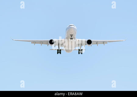 -L'avion Airbus A330-302-, -d- Iberia compagnie aérienne, l'atterrissage sur l'aéroport de Madrid-Barajas -Adolfo Suarez- aéroport. Banque D'Images