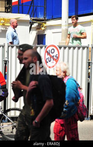 Bristol, Royaume-Uni. 30 juin 2015 Des centaines de Bristol de protestation contre l'austérité après le gouvernement conservateur nouvellement élu a annoncé des plans pour d'autres les coupes sociales dans le récent discours de la reine. Plus tôt en mai plus d'un millier de manifestants ont défilé dans Bristol pour manifester contre le gouvernement conservateur prévoit €12milliards de réductions de bien-être. Credit : Jonny White/Alamy Live News Banque D'Images