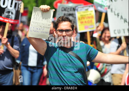 Bristol, Royaume-Uni. 30 juin 2015 Des centaines de Bristol de protestation contre l'austérité après le gouvernement conservateur nouvellement élu a annoncé des plans pour d'autres les coupes sociales dans le récent discours de la reine. Plus tôt en mai plus d'un millier de manifestants ont défilé dans Bristol pour manifester contre le gouvernement conservateur prévoit €12milliards de réductions de bien-être. Credit : Jonny White/Alamy Live News Banque D'Images