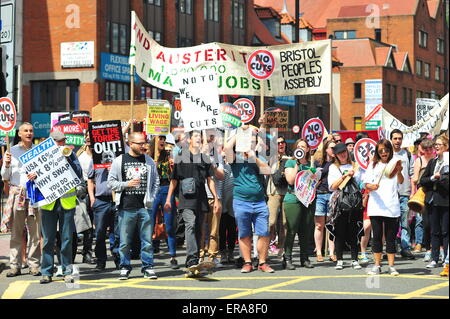 Bristol, Royaume-Uni. 30 juin 2015 Des centaines de Bristol de protestation contre l'austérité après le gouvernement conservateur nouvellement élu a annoncé des plans pour d'autres les coupes sociales dans le récent discours de la reine. Plus tôt en mai plus d'un millier de manifestants ont défilé dans Bristol pour manifester contre le gouvernement conservateur prévoit €12milliards de réductions de bien-être. Credit : Jonny White/Alamy Live News Banque D'Images