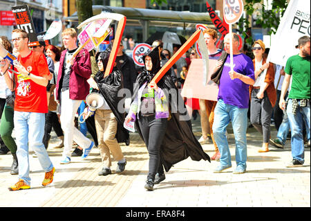 Bristol, Royaume-Uni. 30 juin 2015 Des centaines de Bristol de protestation contre l'austérité après le gouvernement conservateur nouvellement élu a annoncé des plans pour d'autres les coupes sociales dans le récent discours de la reine. Plus tôt en mai plus d'un millier de manifestants ont défilé dans Bristol pour manifester contre le gouvernement conservateur prévoit €12milliards de réductions de bien-être. Credit : Jonny White/Alamy Live News Banque D'Images