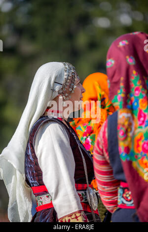 Le folklore bulgare femelle danseurs lors du traditionnel "festival de folklore 1000 costume national' Banque D'Images