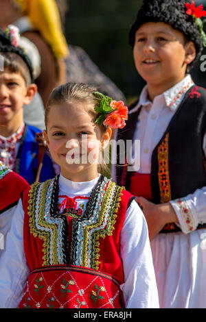 Les jeunes danseurs du folklore bulgare smiling lors du traditionnel "festival de folklore 1000 costume national' Banque D'Images