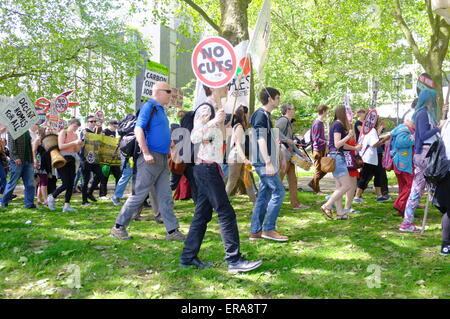 Bristol, Royaume-Uni. 30 juin 2015 Des centaines de Bristol de protestation contre l'austérité après le gouvernement conservateur nouvellement élu a annoncé des plans pour d'autres les coupes sociales dans le récent discours de la reine. Plus tôt en mai plus d'un millier de manifestants ont défilé dans Bristol pour manifester contre le gouvernement conservateur prévoit €12milliards de réductions de bien-être. Credit : Jonny White/Alamy Live News Banque D'Images