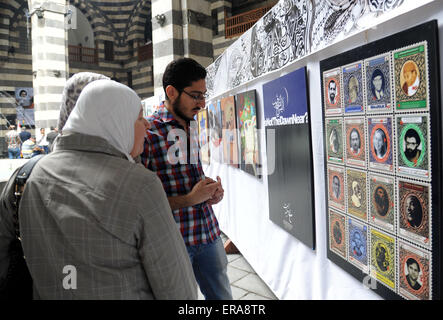 (150530) -- DAMAS, 30 mai 2015 (Xinhua) -- syriens assister à une foire d'art à propos des mouvements de résistance qui s'est tenue à l'ad Pacha Khan en tant que lieu d'exposition à Damas, Syrie, 30 mai 2015. (Xinhua/Ammar) Banque D'Images