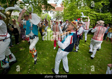 Thaxted, Essex, Royaume-Uni. 30 mai, 2015. La Thaxted Morris Week-end, Thaxted et ses villages, Thaxted, Essex, Angleterre. 30 mai 2015 vu ici l'Thaxted Morris à rayures rouges et blanches effectuer en dehors de la 14e 100. ancien Guildhall dans le centre de Thaxted. 21 équipes ou 'côtés' de Morris Men y compris les équipes de Hollande , Denmak et l'Australie ont dansé à travers les villages comme Finchingfield in rural north Essex durant le début de la 345e réunion des clubs membres de l'anneau de Morris et le 82e réunion organisée par l'Thaxted Morris Men. Crédit : BRIAN HARRIS/Alamy Live News Banque D'Images