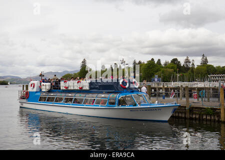 Le lac Windermere, Cumbria, Royaume-Uni. 30 mai, 2015. Météo britannique. S Bowness on Windermere touristes de toutes les nationalités profiter du temps sec et un voyage sur le lac Crédit : Gordon Shoosmith/Alamy Live News Banque D'Images
