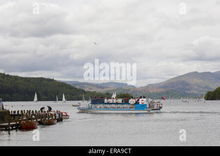 Le lac Windermere, Cumbria, Royaume-Uni. 30 mai, 2015. Météo britannique. S Bowness on Windermere touristes de toutes les nationalités profiter du temps sec et un voyage sur le lac Crédit : Gordon Shoosmith/Alamy Live News Banque D'Images