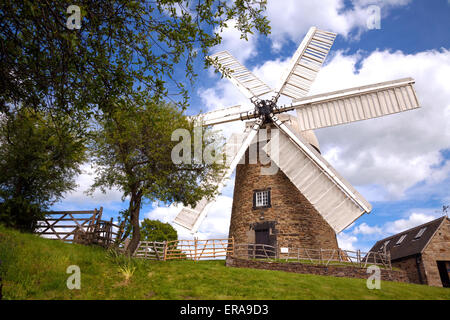 Heage Derbyshire, au Royaume-Uni. 30 mai 2015. Un jour sec et ensoleillé à Heage windmill, un moulin entièrement restauré et de travail dans le village de Heage Derbyshire. La première référence au moulin a été une annonce dans le Derby Mercury en 1791 pour un tailleur d'entreprendre les travaux de construction Construction d'un moulin à vent. Le moulin est soupçonné d'avoir été terminé en 1797 assis au sommet d'une colline surplombant la vallée de l'Ambre. Credit : Mark Richardson/Alamy Live News Banque D'Images