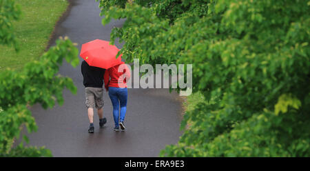 Magdeburg, Allemagne. 16 mai, 2015. Un homme et une femme porter un parapluie pour se protéger de la pluie à Magdeburg, Allemagne, 16 mai 2015. Photo : Jens Wolf/dpa/Alamy Live News Banque D'Images