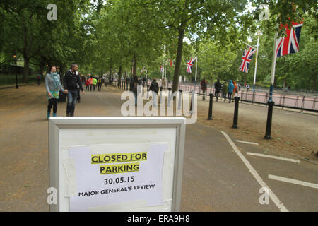 Londres, Royaume-Uni. 30 mai 2015. Les routes autour du mall et Green Park ont été fermées au cours de l'examen général de défilé qui a débuté à 10h00. L'événement, est une répétition de la parade de la cérémonie des couleurs qui vient à échéance le 14 juin 2014 et marque la seconde de la reine deux anniversaires. 14 juin, est la version officielle, son anniversaire est le 21 avril. Crédit : david mbiyu/Alamy Live News Banque D'Images