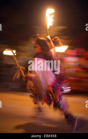 Danseuse maya en train de courir avec des torches à la cérémonie du feu de la vie sur la Riviera Maya, Mexique. f Banque D'Images