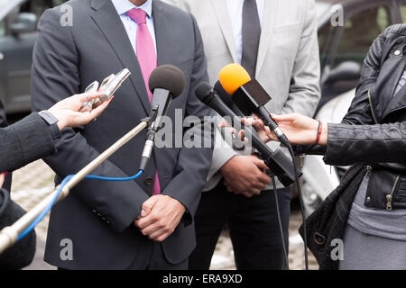 Des journalistes de presse Interview de politicien ou homme d'affaires Banque D'Images