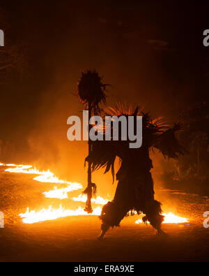 Homme maya dansant dans les flammes pendant la cérémonie du feu de la vie, Yucatan, Mexique Banque D'Images