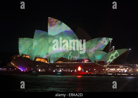 Le festival Vivid Sydney 2015 Music, Lights and Ideas se déroule du 22 mai 2015 au 8 juin, avec des projets de lumière immersive sur les voiles de l'Opéra de Sydney dans le port de Sydney, en Nouvelle-Galles du Sud, en Australie Banque D'Images