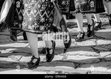 Pieds de femmes le folklore bulgare danseurs lors du traditionnel "festival de folklore 1000 costume national" en noir et blanc Banque D'Images