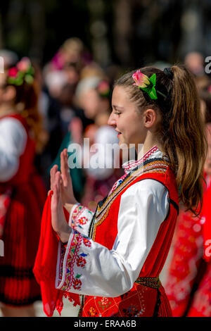 Un folklore bulgare female dancer pendant le festival de folklore traditionnel '1000' le costume national Banque D'Images