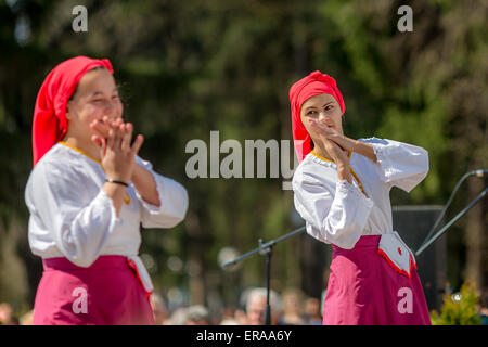 Deux femmes le folklore bulgare danseurs pendant le festival de folklore traditionnel '1000' le costume national Banque D'Images