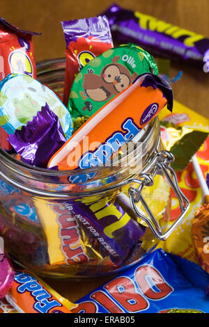 Les bonbons dans un bocal en verre. Banque D'Images