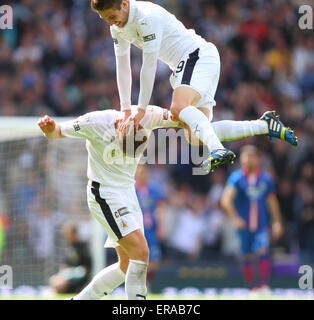 Glasgow, Ecosse. 30 mai, 2015. Scottish Cup Final. Falkirk contre Inverness CT. Luc Leahy célèbre avec Peter Grant Credit : Action Plus Sport/Alamy Live News Banque D'Images