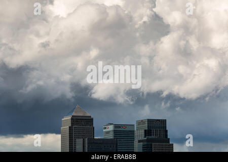 Londres, Royaume-Uni. 30 mai, 2015. Les bâtiments du parc d'affaires de Canary Wharf et nuages Crédit : Guy Josse/Alamy Live News Banque D'Images