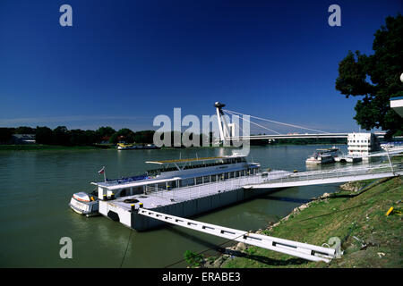 Slovaquie, Bratislava, Danube et pont SNP Banque D'Images