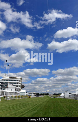 Epsom Downs, Surrey, Angleterre. 30 mai 2015. Avec plus qu'une semaine avant la course du Derby, la course est à l'immaculée à Epsom Downs, Surrey. Les préparatifs vont bon train pour la course d'Epsom à samedi prochain le 6 juin, à la nouvelle heure de 16h30. C'est la course de chevaux, les plus riches et les plus prestigieux du pays de cinq classiques et a été la première exécution en 1780. Il est régulièrement fréquenté par la reine et les autres membres de la famille royale. Credit : Julia Gavin UK/Alamy Live News Banque D'Images