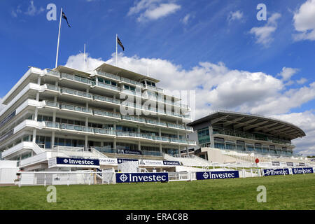 Epsom Downs, Surrey, Angleterre. 30 mai 2015. Avec plus qu'une semaine avant la course du Derby, la course est à l'immaculée à Epsom Downs, Surrey. Les préparatifs vont bon train pour la course d'Epsom à samedi prochain le 6 juin, à la nouvelle heure de 16h30. C'est la course de chevaux, les plus riches et les plus prestigieux du pays de cinq classiques et a été la première exécution en 1780. Il est régulièrement fréquenté par la reine et les autres membres de la famille royale. Credit : Julia Gavin UK/Alamy Live News Banque D'Images