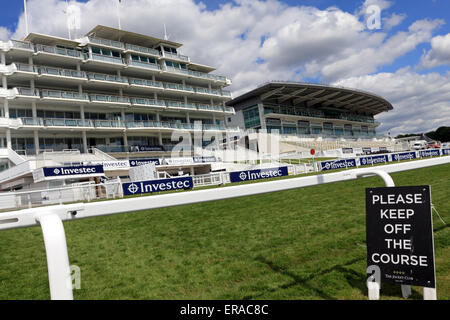 Epsom Downs, Surrey, Angleterre. 30 mai 2015. Avec plus qu'une semaine avant la course du Derby, la course est à l'immaculée à Epsom Downs, Surrey. Les préparatifs vont bon train pour la course d'Epsom à samedi prochain le 6 juin, à la nouvelle heure de 16h30. C'est la course de chevaux, les plus riches et les plus prestigieux du pays de cinq classiques et a été la première exécution en 1780. Il est régulièrement fréquenté par la reine et les autres membres de la famille royale. Credit : Julia Gavin UK/Alamy Live News Banque D'Images