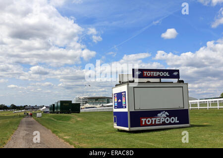 Epsom Downs, Surrey, Angleterre. 30 mai 2015. Avec plus qu'une semaine avant la course du Derby, la course est à l'immaculée à Epsom Downs, Surrey. Les préparatifs vont bon train pour la course d'Epsom à samedi prochain le 6 juin, à la nouvelle heure de 16h30. C'est la course de chevaux, les plus riches et les plus prestigieux du pays de cinq classiques et a été la première exécution en 1780. Il est régulièrement fréquenté par la reine et les autres membres de la famille royale. Credit : Julia Gavin UK/Alamy Live News Banque D'Images