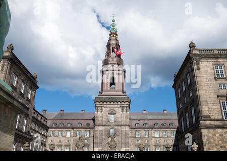 Château de Christiansborg à Copenhague le Vendredi saint avec les drapeaux sur Berne Banque D'Images