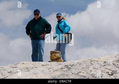 Deux personnes âgées en haut de bluff à El Morro National Monument Nouveau Mexique - USA Banque D'Images